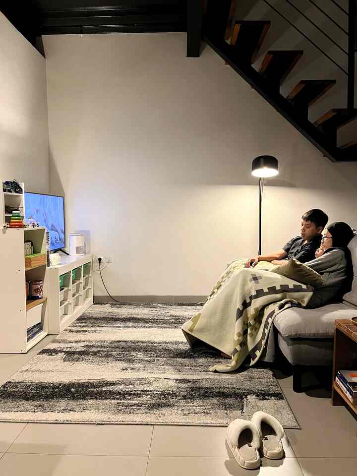 Momen favorite kami di #rumahmaknaa adalah nonton tv bersama. Biasanya kami pilih film yang bisa ditonton oleh anak kami. Di foto ini kami menonton The Lion King karena sebelumnya baru beres nonton Mufasa 🤍. 

Biar nonton tv makin seru kami juga suka ganti preset lampu smart lighting kami. Beneran bikin suasana jadi beda😍.

#Cat #CatInterior #SofaMinimalis #Karpet #KarpetMonochrome #KabinetMultifungsi #StandingLamp #TableLamp #SmartLighting #LivingRoom #Selimut #SelimutEtnik  #MomenDiRumah #InspirasiDekorasi #RuanganFavorit 