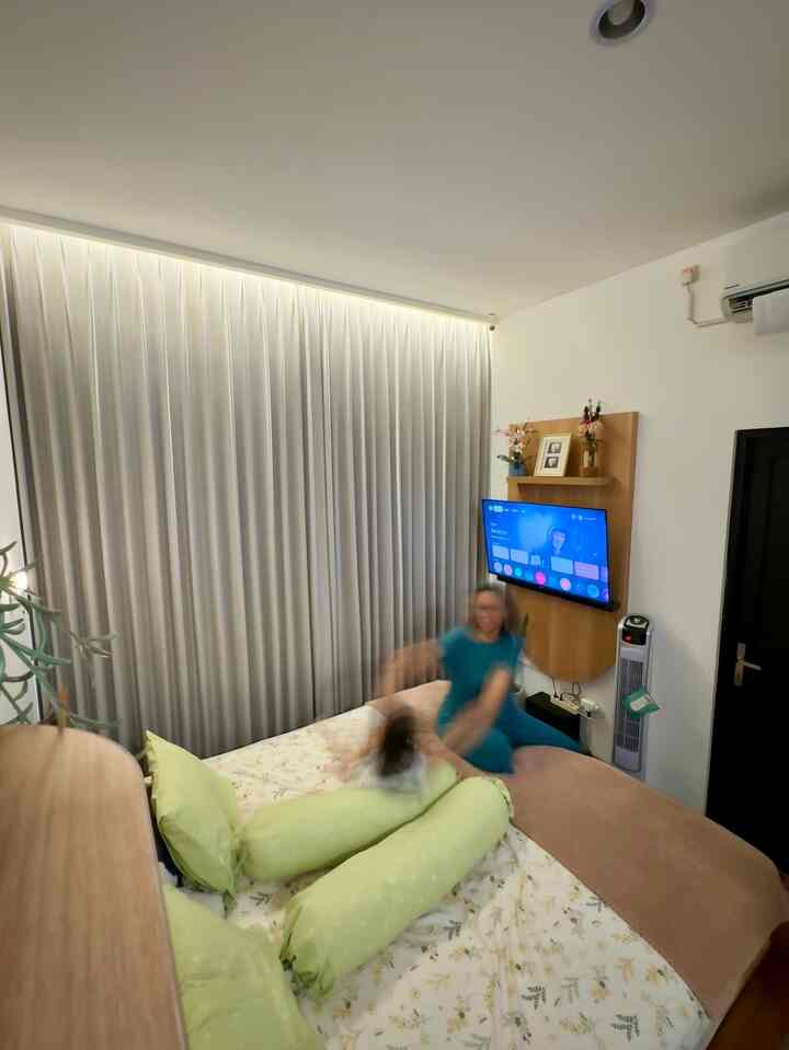 Waktu paling favorit setelah seharian bekerja adalah menghabiskan waktu di kamar tidur! Di sini, saya bisa berbagi cerita dan bermain dengan anak saya sambil menikmati malam hingga kami tertidur 
#KordenKamar #selimutmusimdingin #MomendiRumah #InspirasiDekorasi #RuanganFavorit