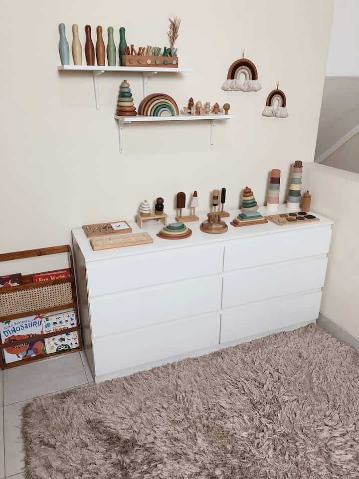 Tempat bermain anak indoor dirumah kami sengaja menggunakan benda-benda yang aman untuk area bermainnya, seperti laci mainan yang terbuat dari kayu, tempat buku atau majalah anak yang ramah lingkungan juga dan karpet bulu tebal untuk menambah kenyamanan anak ketika bermain atau membaca sambil duduk.

#Lacitempatmainananak #Rumahramahanak #Materialramahanak #furniturramahanak #playroomanak #pajanganestetik #mainananak #roomdecor #DecorasiAesthetic #RoomDecor #PlayRoomDecor #PrintilanAesthetic #HomeDecor #KarpetBulu #Japandi #KoreanStyle #Scandinavian