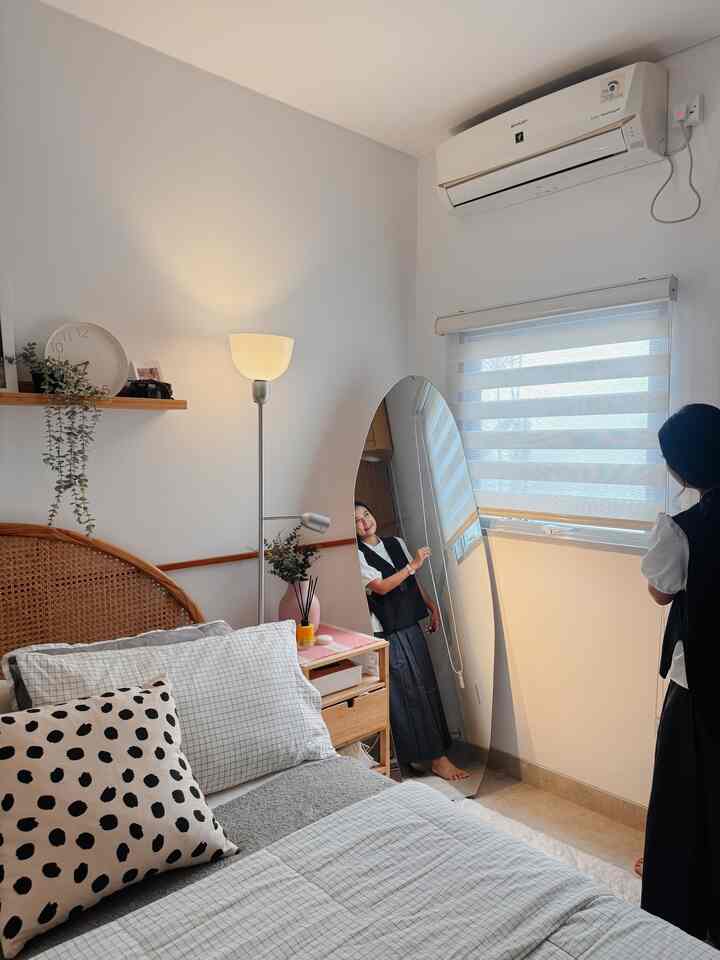 Material yang membuat rumah jadi semakin nyaman adalah cat dinding berwarna putih dan lantai abu-abu bermotif concrete yang mendominasi di seluruh ruangan.
Cat dinding dan motif granit yang cenderung netral dipadupadankan dengan berbagai jenis tekstil seperti taplak meja, karpet, cushion cover dan throw.
Pemilihan jenis tirai juga berpengaruh terhadap kenyaman ruang. Jenis yang dipilih adalah jenis rainbow blind/zebra blind yang dapat diatur tingkat privasinya(tertutup full atau tertutup sebagian).

#InspirasiDekorasiRumah #RumahNyaman #InspirasiHomeStyling #CatDinding #DipanRotan #TiraiZebra #LampuTidur #LantaiGranitConcrete #HomeDecorInspo #HomeDecorIdeas