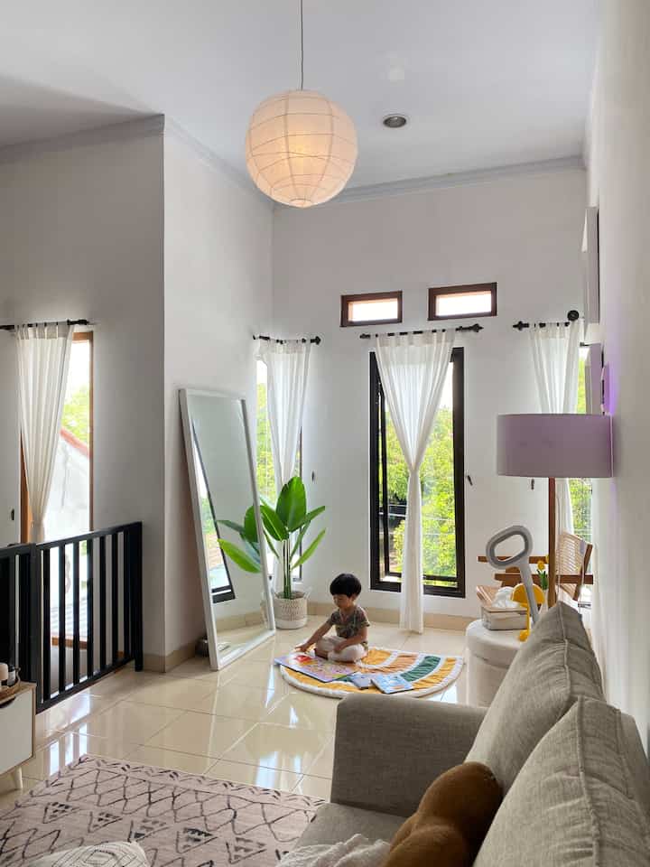 Tempat bermain anak yg paling luas dirumah kami hanya ada di living room, sehingga anak anak lebih suka bermain di area ini

Dengan menggunakan furniture yg tidak tajam di sudut sudutnya menjadi pilihan kami, seperti stool storage putih selain menjadi dekorasi tetapi multifungsi sebagai tempat penyimpanan mainan 

Untuk standing mirror pun kami memilih yg berat agar tidak mudah di geser geser

Karena berada di lantai 2, penting banget untuk membuat pintu railing yg bisa dikunci demi keselmatan anak

#karpetplaymatt #pagarrailing #catrumahminimalis #kusenjendela #gordenlinen #kursikayu #storagestool #lampugantung  #rumahramahanak #materialramahanak #furniturramahanak
