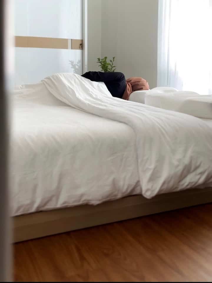 Salah satu material yang bikin kamar tidur #rumahmaknaa jadi nyaman adalah vynil. Aku rekomendasiin tetangga online untuk pakai vynil di kamar tidur juga. 

Aku pakai vynil TACO Parma Oak 3mm. Warnanya coklat tua jadi bikin ruangan makin warm. Udah 3 tahun dipasang, alhamdulillah masih aman. 

Hal lain yang bikin kamar tidur makin nyaman menurutku inner & cover duvet. Beneran deh beda banget tampilannya kalau ga pake duvet (lihat slide akhir). 

Kebetulan inner duvet yang aku pakai agak tebel jadi memang berat. Tapi jadi lebih terasa dan terlihat lebih empuk. Aku si sukaa! Minusnya memang kalo mau disimpan jadi makan tempat. 

Kalian ada yang pake duvet juga?

#LantaiVynil #Vynil #KamarTidur #Dipan #DipanPendek #CatInterior #Duvet #InnerDuvet #DuvetCover #LemariMinimalis #Bantal #InspirasiDekorasiRumah #RumahNyaman #InspirasiHomeStyling 