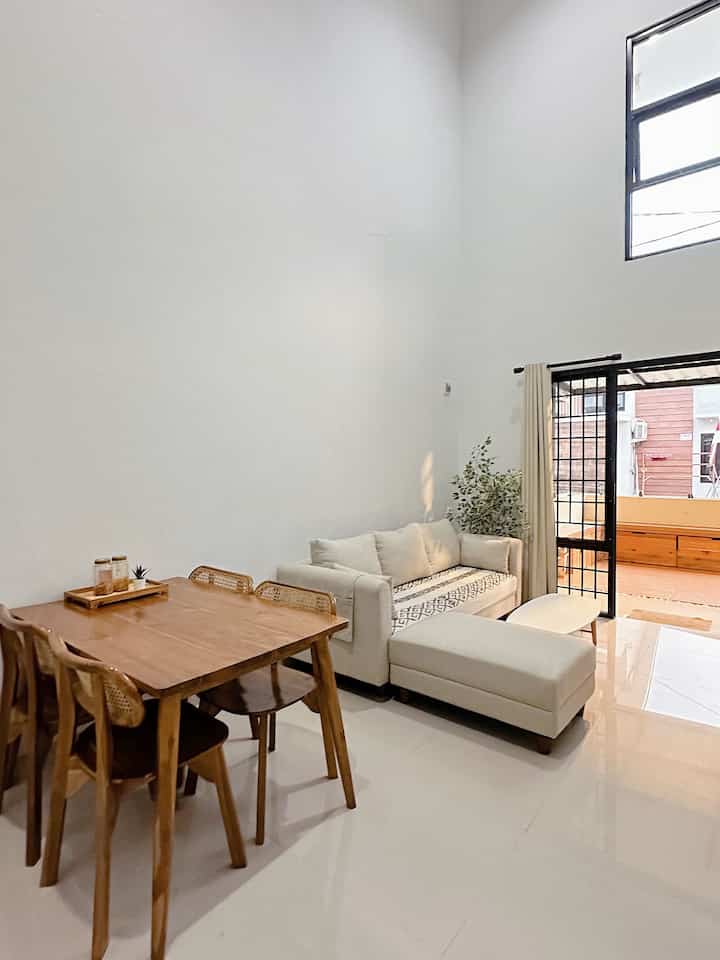 Tips dalam memilih barang biar aman dan ramah anak versi kami memilih barang yang tumpul, barang ga mudah pecah, minim barang jadi anak anak leluasa saat bermain. Seperti area living room teras dan dapur yang didesain ga banyang barang. 


#mejamakan #sofaminimalis #keramikteras #trofastikea #kabinetinforma #cerminbulat #cermingantung #rumahramahanak #materialramahanak #furniturramahanak