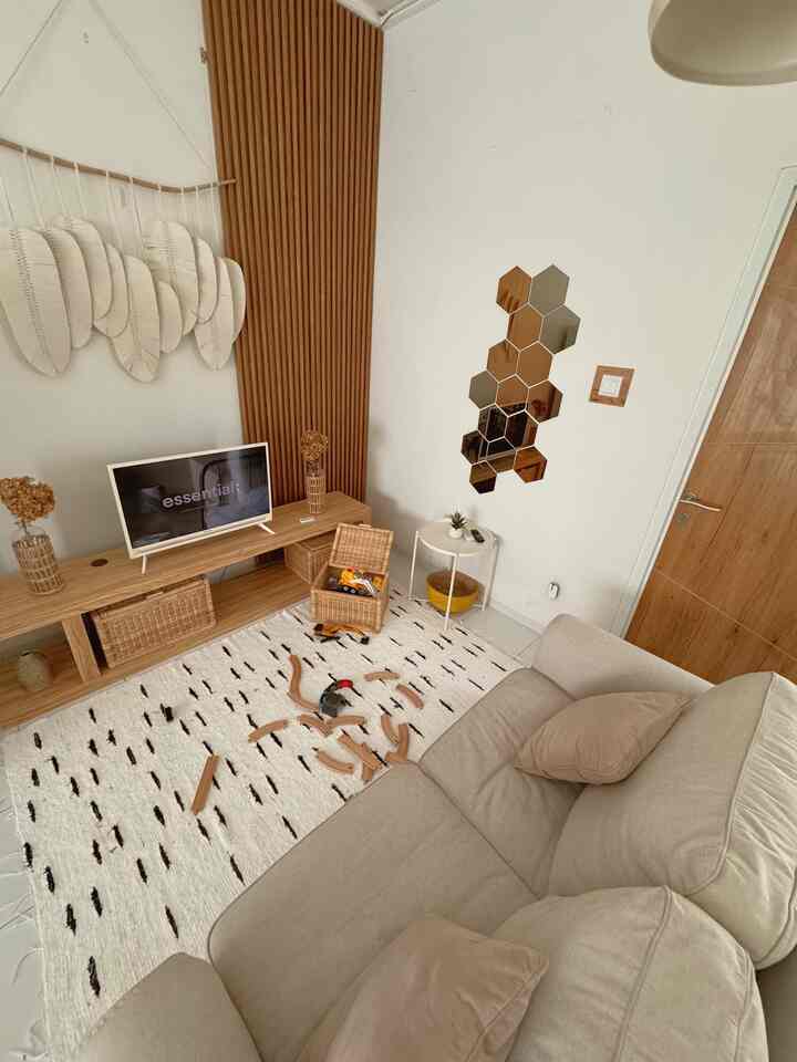 Menciptakan ruang ramah anak dimana saja itu penting sih buat aku, agar tidak khawatir saat anak belajar bermain di dalam rumah karena itu aku pilih material dan furniture yang mendukung agar tetap aman dan nyaman untuk anak bermain di rumah..🏃‍♂️🚗

#KarpetTenun #MainanRelKereta #KeranjangRotan #KabinetTV #WallpanelMotifKayu #SofaIkea #MejaBulat #RakBuku #RumahRamahAnak #MaterialRamahAnak #FurniturRamahAnak