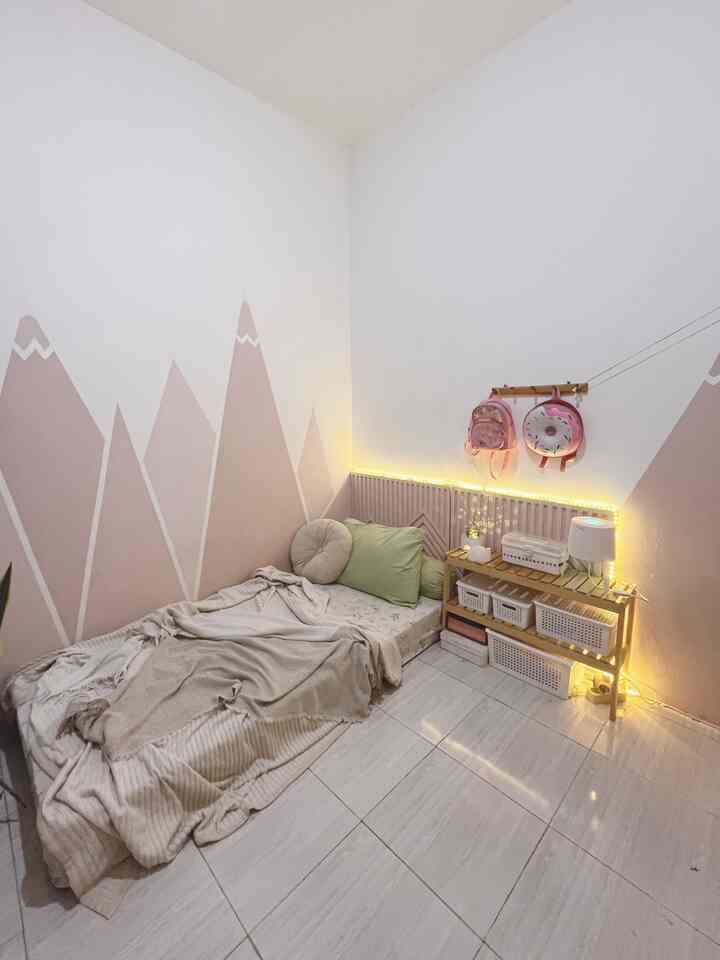 ✨Girls Bedroom

Mempunyai anak perempuan usia toddler berarti harus siap dengan kamar bernuansa pink ✨

Kamar lilmuslim kami beri aksen pink melalui wallart di dinding menggunakan cat anti noda. Untuk furniture seperti kasur, bedside table dan gantungan dinding kami pilih yang berukuran kecil dan diletakan menyesuaikan dengan tinggi badan si kicil. 

Untuk penyimpanan barang kami menggunakan lemari dengan banyak penyimpanan seperti storage box dan laci yang dapat ditumpuk. Lebih space saving sekaligus lebih dapat menampung banyak barang seperti mainan dan perlengkapan sekolah lilmuslim. 

#Wallart #CatKamarAnak #SideTable #MejaRiasAnak #StorageBox #RumahRamahAnak #MaterialRamahAnak #FurniturRamahAnak