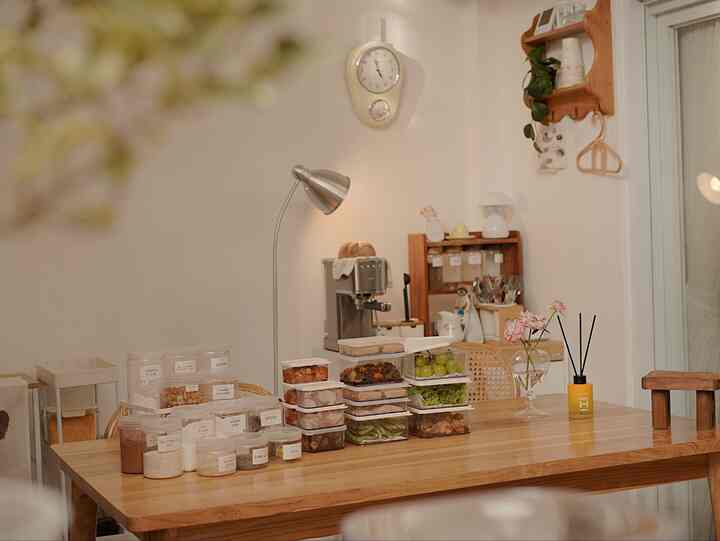 sudut favorit ku
healing terbaik versi aku adalah dirumah aja.
semakin bertambah usia semakin malas untuk keluar rumah.
jadi sebisa mungkin buat rumah nyaman.
setiap akhir pekan aku menyempatkan untuk melakukan food preparation.
food prep adalah salah satu healing teraphy meski dirumah aja.
seminggu kedepan bisa lebih bersantai karena masak jadi lebih sat set.

#SudutFavoritDirumahku
#MomenDirumah
#InspirasiDekorasi
#RuanganFavorit


