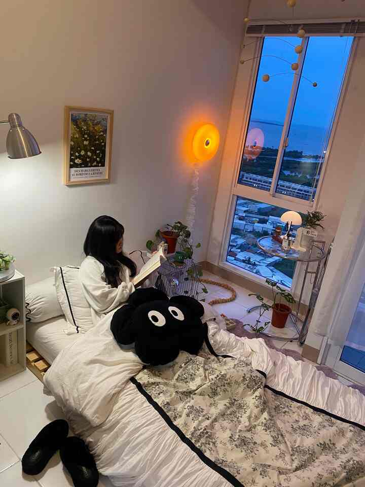 Sore sepulang kerja adalah waktunya ‘me time’, waktu dimana kita bisa beristirahat sambil explore diri kita dengan santai dengan vibe yang super cozy 🫶🏻

#MomenDiRumah #InspirasiDekorasi #RuanganFavorit #WarnaCatRumah #DipanKayu