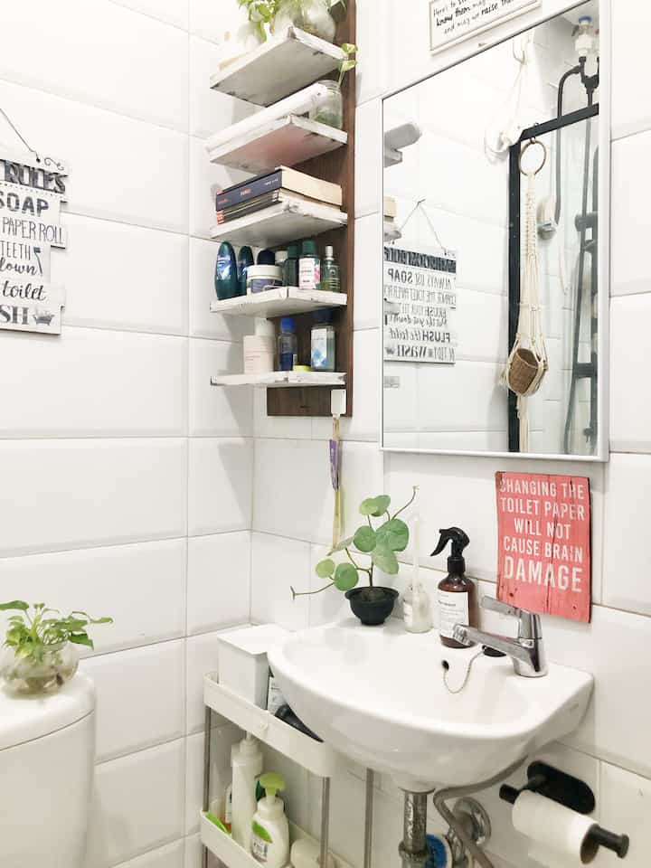 salah ruang di rumah yang menurut saya perlu dijaga kenyamanannya adalah kamar mandi. Tidak apa kecil, yang penting nyaman sehingga perlu dikelola ketika memilih material. ukuran pas dan fungsional

warna terang, menjadikan ruang ini luas. pemilihan wastafel yg agak mini, bikin penghuni nggak repot harus keluar. wewangian dipilih juga, karena saking nyaman, baca buku pun pindah ke sini 😄

#bathroomnyaman #keramik #wastafel #storage #tissueholder #cermin #aromatherapy #catdinding #toiletriesrack