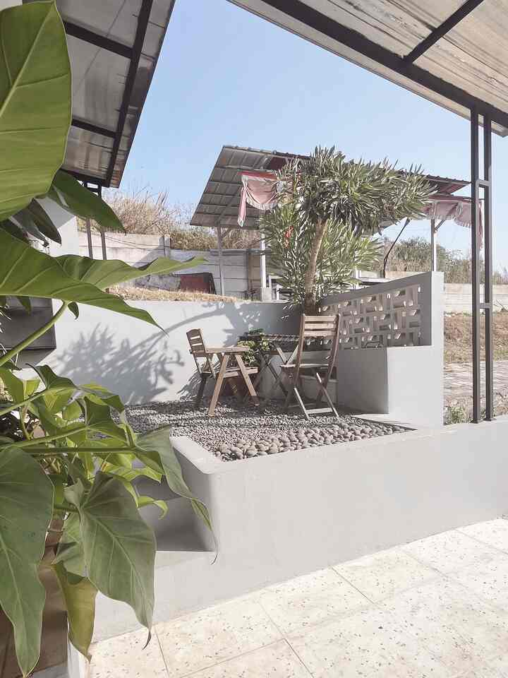 ✨ Garden Home Cafe 
Area taman masih menjadi area favorite kami untuk bersantai. Biasanya kami banyak menghabiskan waktu di area ini dengan BBQ time atau sekedar minum kopi.  

Area taman outdoor cocok sekali untuk digunakan menikmati udara yang cerah, ditambah kami memiliki sedikit tanaman yang kami tanam di dalam pot yang membuat suasana taman lebih cerah. 

Sayangnya meja dan kursi taman kesayangan kami sudah semakin kusam karena diletakan di luar ruangan. 

Akhirnya kami memutuskan untuk mengecat ulang dengan varnish khusus kayu. Sekarang meja dan kursi taman kami terlihat lebih cantik setelah di varnish ulang. 

#TamanMinimalis #MiniGarden #TamanKering #MejaKursiTaman #CatKayu #MomenDiRumah #InspirasiDekorasi #RuanganFavorit