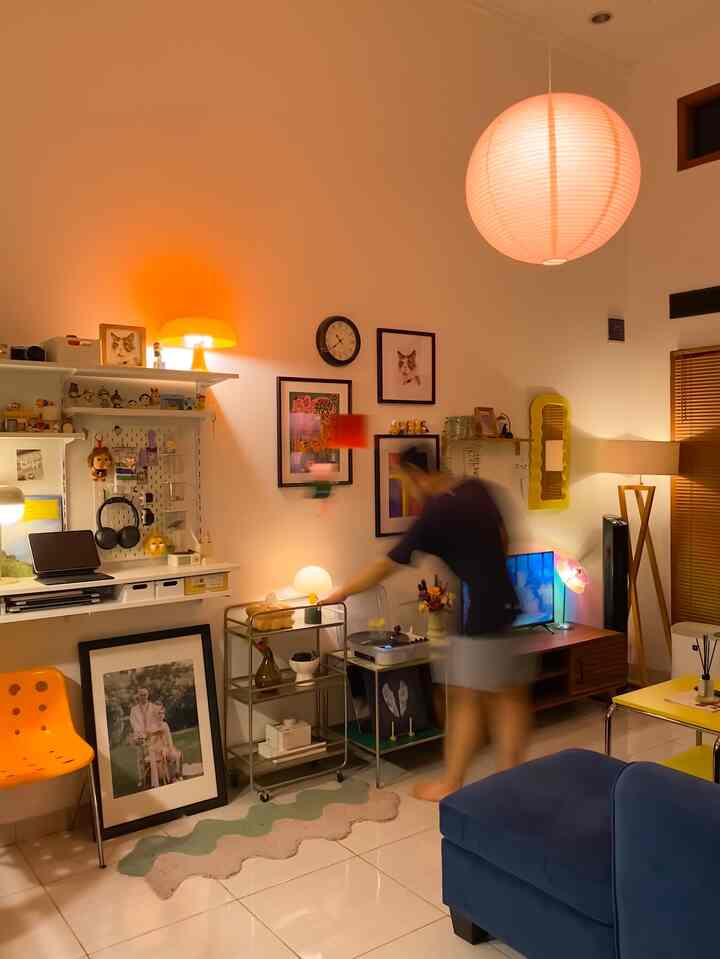 Bersantai di ruang tamu kala malam hari🌛

Untuk menambah suasana yang nyaman dan hangat saat bersantai, hal utama yang dilakukan adalah menghidupkan berbagai lampu bercahaya redup dengan pencahayaan warm light ✨

Kemudian, menghidupkan vinyl player 🎶 . Agar suasana semakin hidup, biasanya TV dinyalakan untuk sekadar menampilkan background/wallpaper yang sesuai dengan musik dari vinyl player 

Setelahnya duduk santai di sofa untuk sekadar relaksasi setelah seharian beraktivitas di luar rumah. 

Setidaknya suasana seperti ini jadi obat untuk healing tipis-tipis di rumah di tengah rutinitas sehari-hari, khususnya setelah anak tidur 💆

#lampuruangtamu #lampuestetik #vinylplayer #sofaruangtamu #momendirumah #inspirasidekorasi #ruanganfavorit