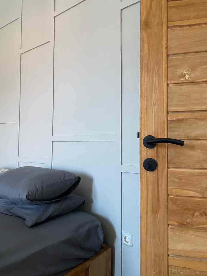 Cerita Kamar Tamu.

Aku mau sharing mengenai penggunaan Material yang membuat kamar tamu ini menjadi lebih nyaman setelah melalui proses Makeover.

Pada saat proses makeover.
Aku menambahkan Lantai SPC, yang sebelumnya menggunakan lantai granit.
Bertujuan untuk memberikan kesan hangat di kamar ini.

Pada Bagian dinding, di dekor dengan wall batten menggunakan material GRC, selain material yang cukup terjangkau. GRC di percaya lebih kuat dan tahan lama. 

Dari dua material ini, memberikan kesan yang berbeda dari ruangan sebelumnya.

Slide terakhir adalah dokumentasi ketika ruangan belum di makeover.

#InspirasiDekorasiRumah #RumahNyaman #InspirasiHomeStyling #MakeoverBedroom #Wallbatten #WallpaperDinding #RenovasiKamar