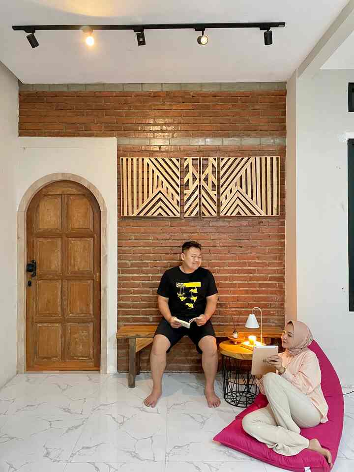 Waktu Favorite Ku saat di rumah bersama suami.

Hal Favorite yang suka kami lakukan adalah membaca buku di sudut Living Room Lt. 2
Terkadang disela-sela baca buku, kami saling mengobrol dan berbagi cerita.

Kira-kira seperti ini aktifitas malam yang sering kami lakukan.

#WallpaperDinding #WallpaperEstetik #DindingBataEkspose #MomenDiRumah #InspirasiDekorasi #RuangFavorit #SudutBaca