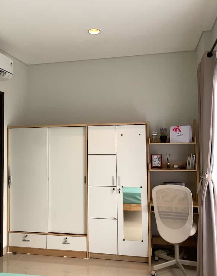 Home office merupakan tempat terfavorit aku dan suami meskipun ukurannya mini dan ‘nyempil’ di sudut kamar di lantai 2.
Karena ukurannya yg mini maka kita harus pintar2 memilih furniture yang pas agar tidak memakan space 🤗 
Di home office inilah kami banyak mengahabiskan waktu berdua 👩🏻‍💻🧑🏻‍💻

#lemaripakaian #mejakerja #mejabelajar #kursikerja #kursiikea #momendirumah #inspirasidekorasi #ruanganfavorit

