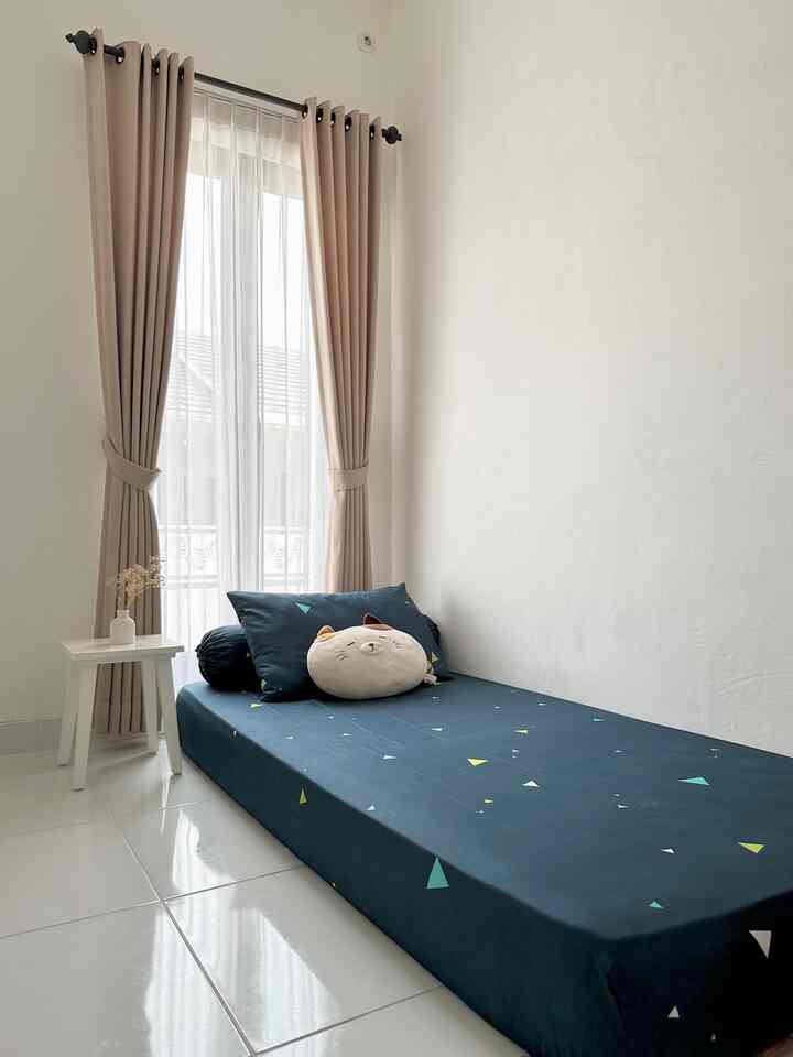 Menghabiskan waktu di kamar mungil untuk beristirahat dan rebahan sementara waktu 🥰 kamar mungil dengan kasur lesehan dan dekorasi sederhana membuat kamar lebih nyaman dan terasa clean 🥰


#MomenDiRumah 
#InspirasiDekorasi 
#RuanganFavorit
#kasur
#catdinding
#gordenlinen