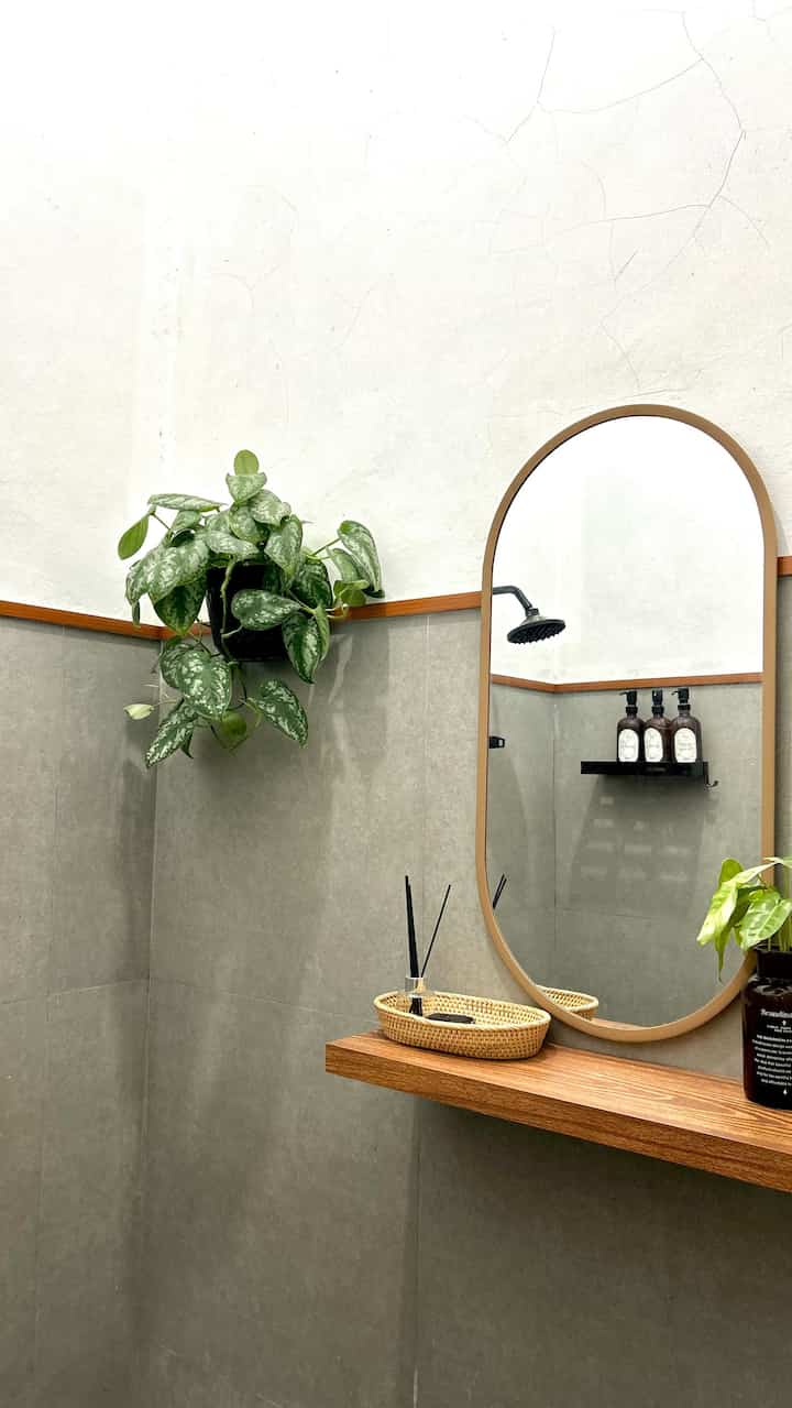 Make over tipis-tipis kamar mandi mungil biar ga terlalu polosan 🚿🪴

#Cat #AmbalanDinding #RakSabun #CerminOval #VasKaca #GranitAbu #RenovasiKamarMandi #BathroomMakeOver #InspirasiKamarmandi 