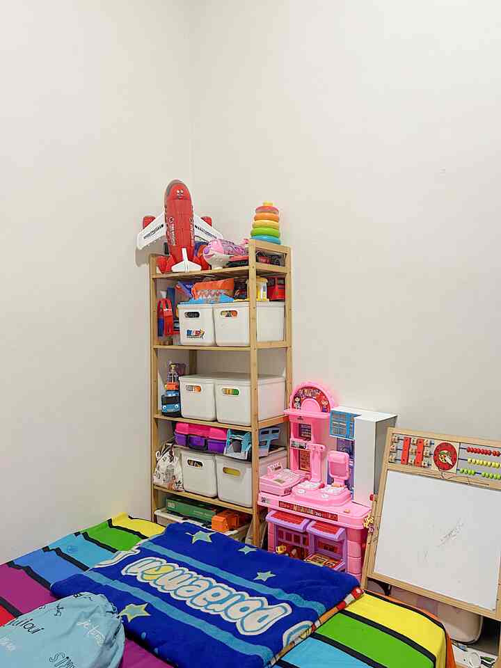 Kamar tidur anak sekaligus tempat bermain dan belajar anak dirumah kami.
Ukuran ruangan yg mungil yaitu 3x2,5m harus di manfaatkan untuk anak-anak nyaman.

Semua yg ada diruangan ini murni pemilihan dari anak-anak agar mereka nyaman dengan pilihannya.

#KamarTidurAnak
#RumahRamahAnak
#MaterialRamahAnak
#FurnitureRamahAnak
#RakSusunKayu
#LemariBajuAnak
#Playmate
#TempatTidurAnak
#BingkaiFoto
