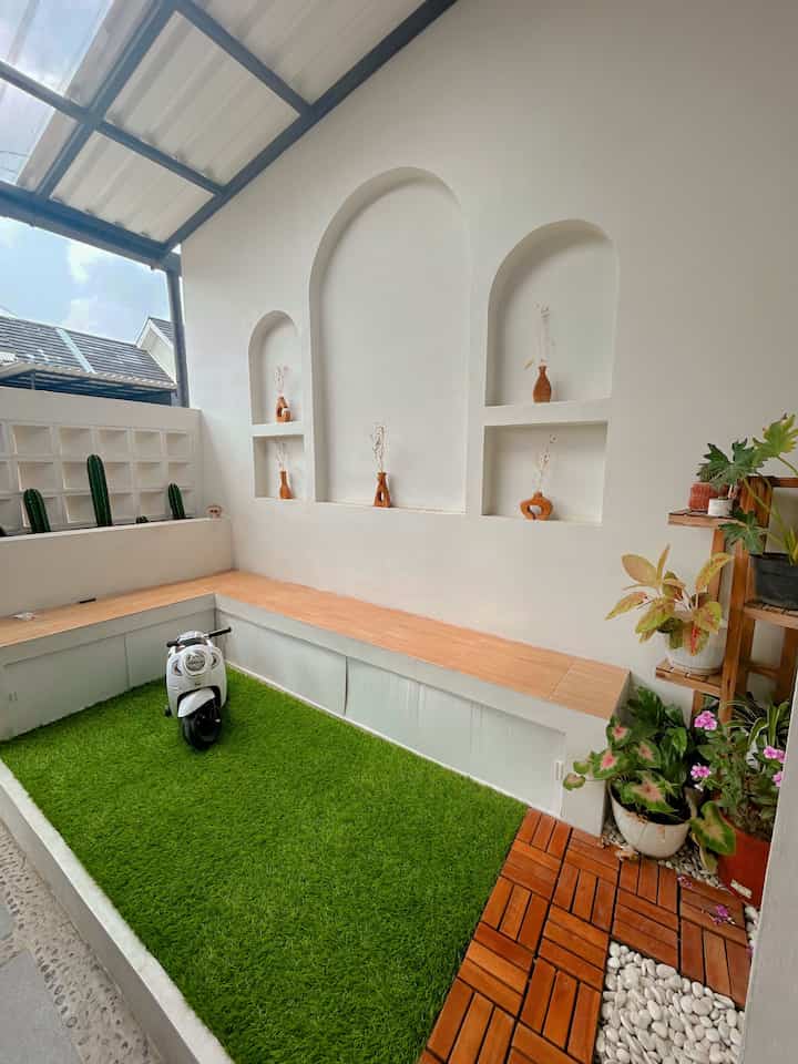 Teras mini ini menjadi area favorit kami dirumah. Sering kami habiskan waktu disini untuk anak-anak bermain, mandi bola, ataupun sekedar ngobrol-ngobrol.

Dengan rumput sintetis yg minim perawatan dengan sedikiti sentuhan tanaman hias menjadikan teras ini sebagai spot foto favorit kami juga dirumah 😍

#TerasMungil
#InspirasiTeras
#MomenDiRumah
#InspirasiDekorasi
#RuanganFavorit
#RumputSintetis
#TerasWallArch
#TanamanHias
