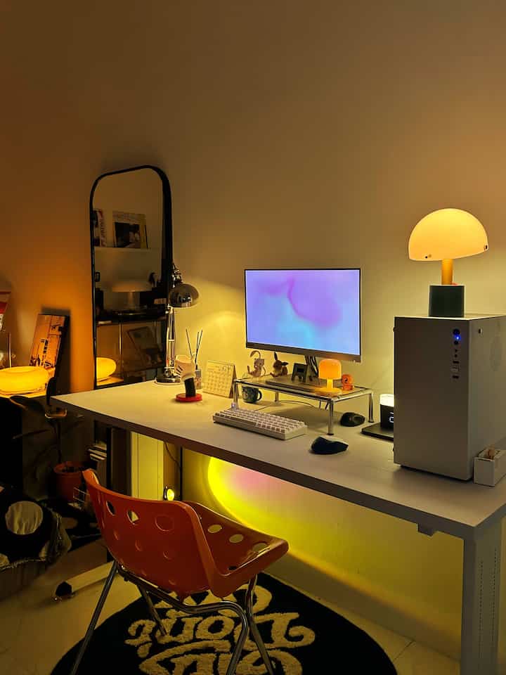 Dekorasi Malam Meja Kerja ✨
-
Meja kerja di AK House kurang lebih berujuran 2meteran yang lapisi stiker interior berwarna putih, menggunakan kursi estetik 
-
untuk setup menggunakan monitor ukuran 22inch , case cpu pakai yg minimalis , keyboard mechanical juga berwarna putih, dan beberapa lampu untuk menambah vibes semakin hangat
-
#DekorasiMejaKerja #MejaKerja #StikerMeja #MonitorKecil #KeyboardMechanical #Desksetup #Interior #CatDinding #Lampu #MoodLamp #angkahouse #KursiEstetik