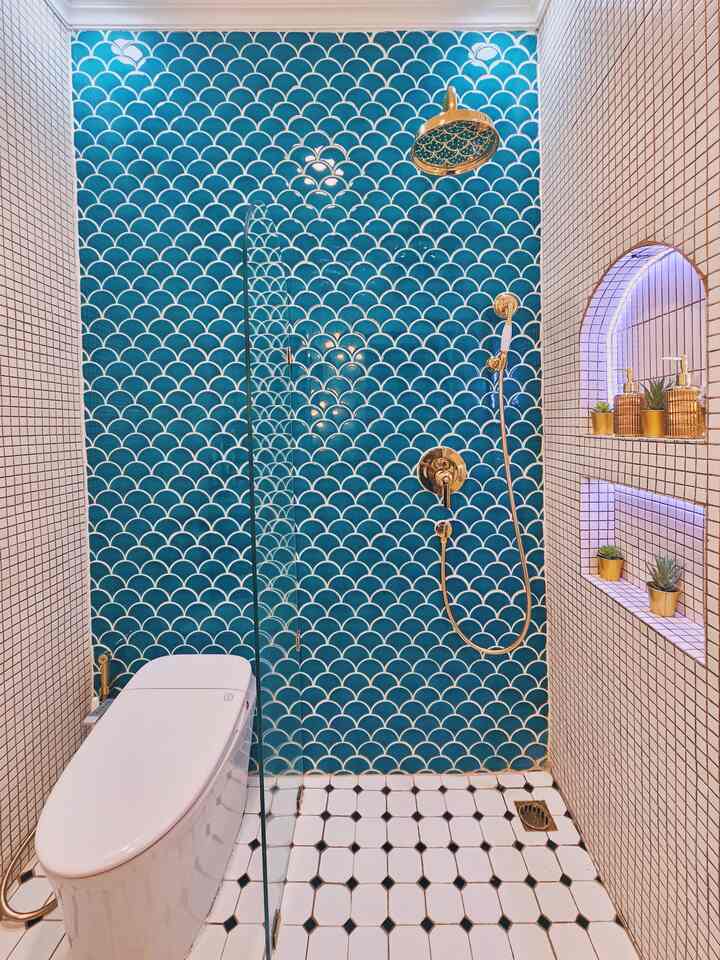 ‼️ Transformasi before after kamar mandi mungil ukuran 170cm x 160cm
.
Kamar mandi ini (kamar mandi utama) dirumah casadeharsa yg letaknya di lantai 2. Layoutnya asli bawaan developer dan tidak dirubah saat renovasi karena takut ada resiko rembes saat bobok bikin saluran baru. 
.
Supaya kamar mandi mungil ini terkesan luas dan lebih fungsional, transformasi yg kami lakukan saat renovasi sehingga kamar mandi ini juga jadi lebih aesthetic, dan terlihat mewah adalah:

✅ Mengganti semua keramik dengan mozaic tile (keramik lembaran)
✅ Mengganti model toilet tanpa tabung
✅ Mengganti shower tiang menjadi shower tanam
✅ Memindahkan water heater ke atas plafon
✅ Mengganti semua produk sanitary dari silver ke gold yang tampilan/jenis goldnya sejenis/satu tipe
✅ Memberikan cermin arch besar
✅ Mengganti pemisah area basah kering dari gorden menjadi kaca tempered
✅ Mengganti model kabinet kamar mandi dengan wastafel diatas top table
✅ Membobok tembok untuk tempat sabun dan dikasih LED strip.
✅ Memindahkan posisi exhaust fan 
.
Semoga informasinya bermanfaat dan bisa jadi referensi buat tetangga onlen, klo mau tanya-tanya boleh comment yah 🙏🏻
.
#keramik  #keramikkamarmandi #shower #showertanam #keran #toilet #tanamanartificial #kaktus #renovasikamarmandi #bathroommakeover #inspirasikamarmandi