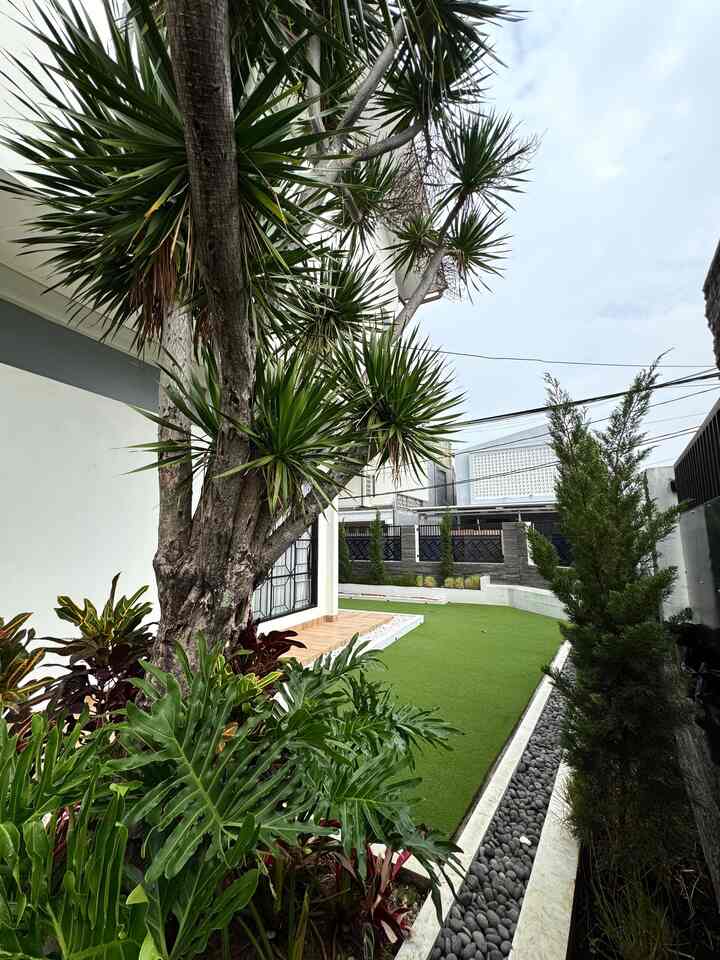 Area taman di Delasta House.
Karena rumah kami berada di posisi hook, area taman di rumah kami jadi cukup luas, sengaja kami pasang rumput sintetis disini, agar bisa dijadikan tempat bermain dan berkumpul tanpa takut kotor terkena tanah.
.
.
#InspirasiDekorasiRumah #RumahNyaman #InspirasiHomeStyling #RumahRamahAnak #MaterialRamahAnak #FurniturRamahAnak