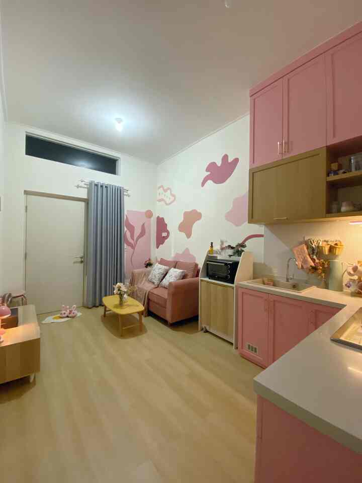 Ruang tamu tanpa sekat yang berukuran mungil saat malam ❤️
Biasanya saat malam aku suka mengerjakan pekerjaanku pakai meja makan serbaguna atau lesehan menggunakan meja tamu lipat. Mengingat ruang tamu ini open space, meja makan ini jadi pembatas antara ruang tamu dengan dapur kami. Kebetulan ruang tamu ini juga menggunakan smart lamp yang lampunya bisa kami atur warnanya 💕
#ruangtamu #livingroom #openspace #rumahopenspace #nightvibe #ruangantanpasekat 