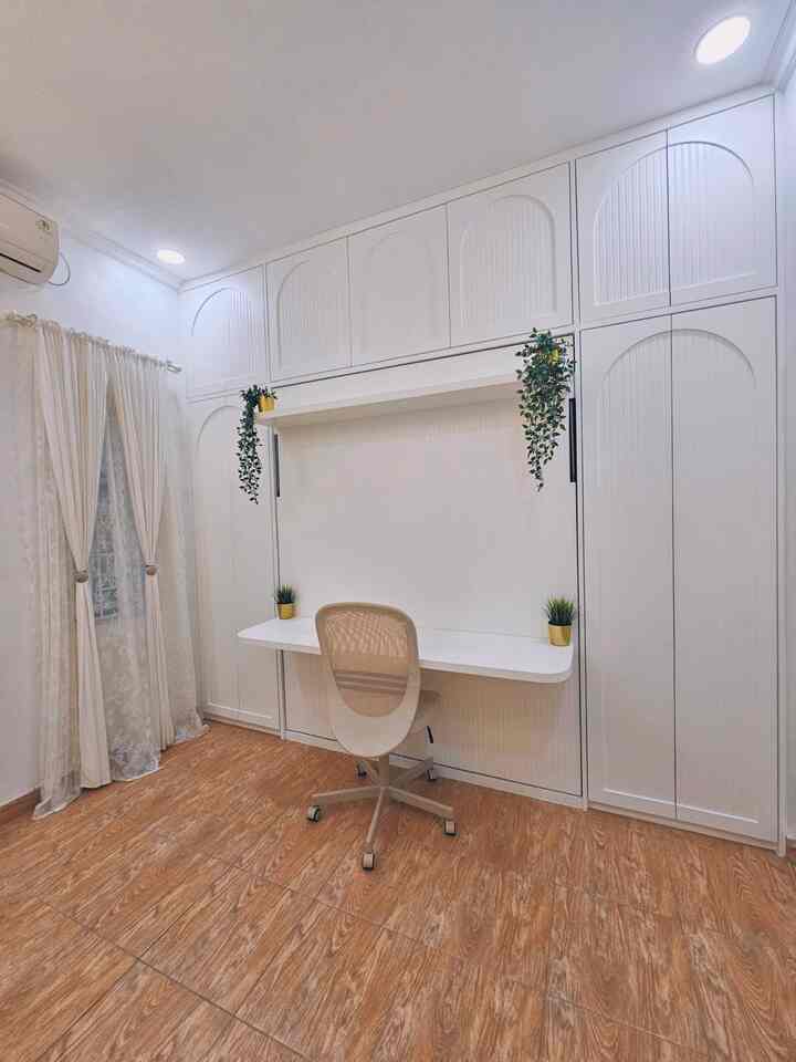 ‼️ Kamar Tidur dan Kabinet Multifungsi 4 in 1 (P 3,0m x L 2,9)
.
Kamar tidur ini kami dedikasikan sebetulnya untuk kamar tamu yang ukurannya lebih luas dari kamar utama. Salah satu solusi yang kami lakukan untuk memaksimalkan space ruang terbatas adalah dengan membuat 4 in 1 custom kabinet: murphy bed, meja kerja, meja dandan, & lemari. Jadi ketika murphy bed tidak digunakan, ruangan ini dapat dimanfaatkan untuk ruang kerja/ruang belajar, ruang solat/ruang bermain. 

Selain itu, agar kesan ruangan juga terlihat luas kami membuat custom kabinet lift TV yang memberikan sedikit sentuhan futuristik di salah satu kamar tidur mungil yang ada dirumah kami.

#keramiklantai #kabinet #dekorasidinding #tanamanartificial #potgold #mejakerja #vaskeramik #murphybed #kabinettv #mejadandan #kamartidur #kamartamu #customkabinet #lemari #seprai 


