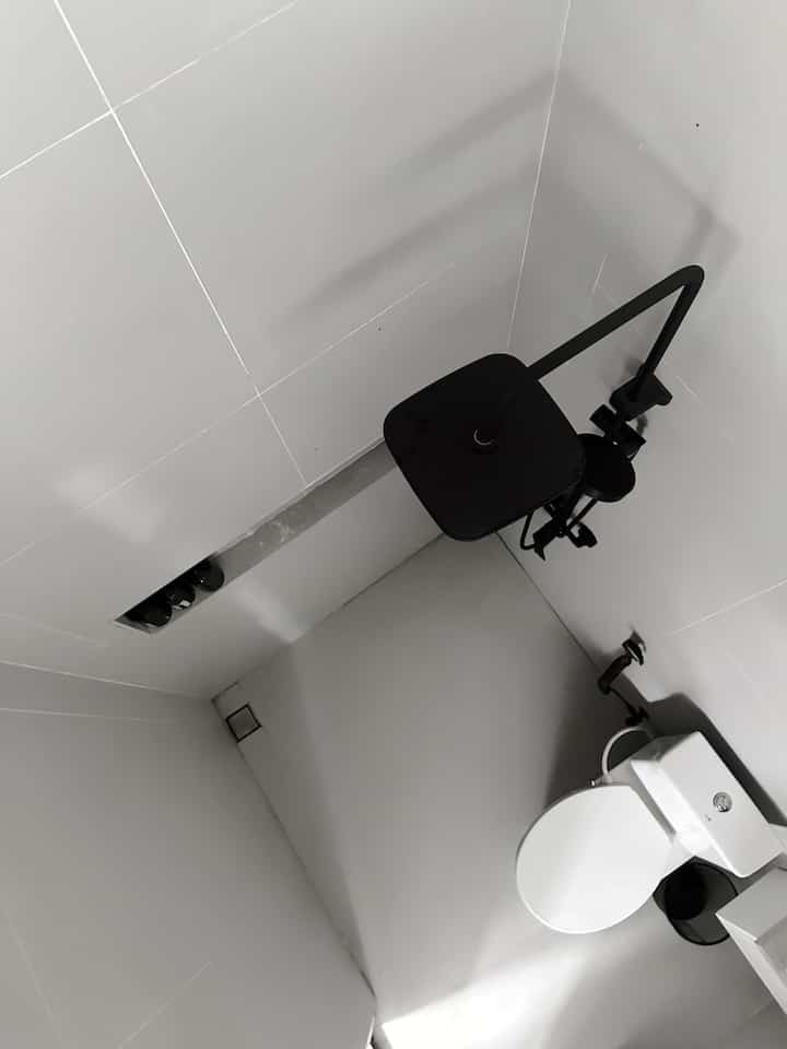 Tips Bikin Kamar Mandi Kecil jadi Lega 👀
-
Luas kamar mandi 1.35 meter x 2 meter
bisa cukup apa saha sih?

01 Shower set 
02 Closet duduk
03 Jet shower
04 Tempat sampah 
05 Cermin dinding
06 Mini wastafel
07 Mini cabin
08 Tempat sabun dinding

karena kita suka desain yang simple dan menerapkan tema minimalis memilih warna tidak lebih dari 3 yaitu dominan abu-abu , hitam dan putih , ternyata pemilihan warna itu bisa mempengaruhi jarak pandang 🫶

#RenovasiKamarMandi #BathroomMakeOver #InspirasiKamarMandi #GranitKamarMandi #DindingGranit #ClosetMini #TempatSabun #ShowerHitam #angkahouse
