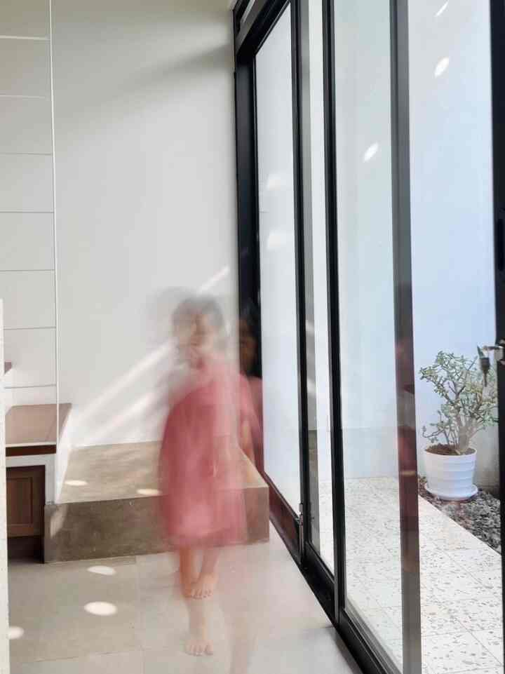 romanticize the sunlight coming in from the hole☀️

#Rumah #inspirasirumah #dekorasirumah #rumahminimalis #compacthouse #cahayamatahari #tamanbelakangrumah