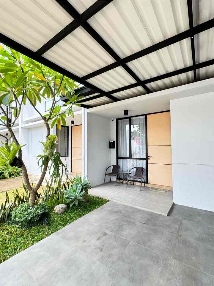 Makeover carport ✨
Foto di slide 2 adalah awal tampilan rumah sebelum direnovasi. Awal carport-nya cuma disemen (cor) aja, kami kurang suka adanya talang air di carport-nya. Akhirnya kami putuskan untuk renovasi dengan perluasan carport, teras dan sekaligus bikin mini taman. 

Untuk carport-nya aku ganti dengan granit anti slip jadi ngga licin ya. Warnanya aku pilih grey jadi sesuai dengan tampilan rumah, tetap minimalis pastinya 😊  

#GranitTeras #RenovasiCarport #CarportMakeOver #InspirasiTerasDepan #InspirasiCarport #livinshome #TerasRumah #RumahMinimalis
