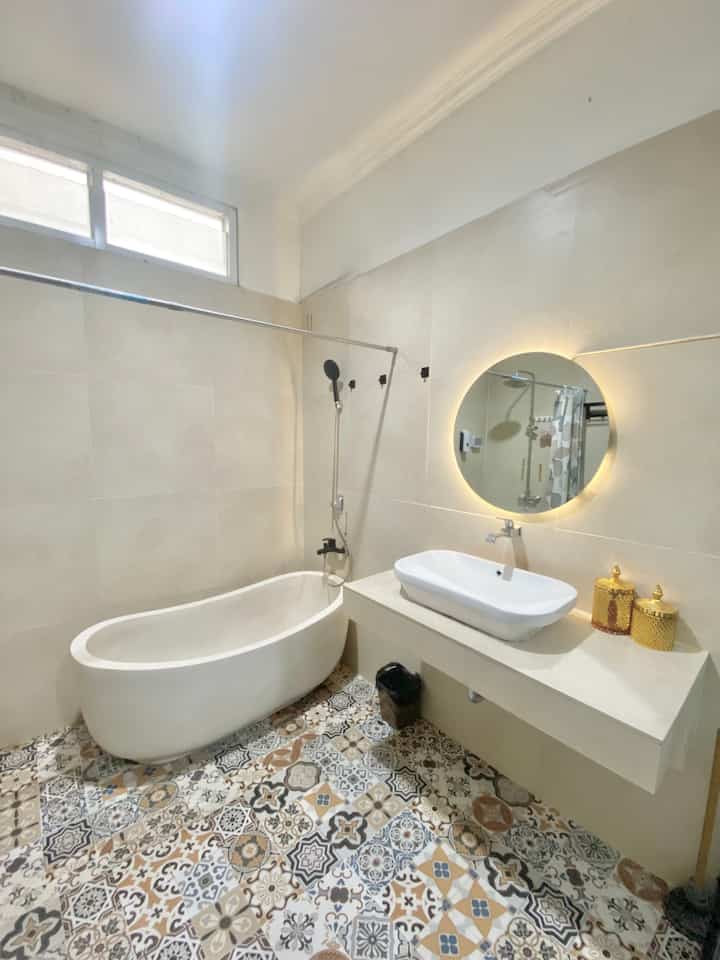 ruangan kamar mandi ini terasa luas karena tidak ada sekat antara wc - bath tub - shower - dan area westafel. material yang kami gunakan adalah keramik dan bahan stainless untuk hardware #KeramikKamarMandi #WarnaKamarMandi #KeramikLantai #BathTubTerrazzo  #RenovasiKamarMandi
#BathroomMakeOver
#InspirasiKamarMandi