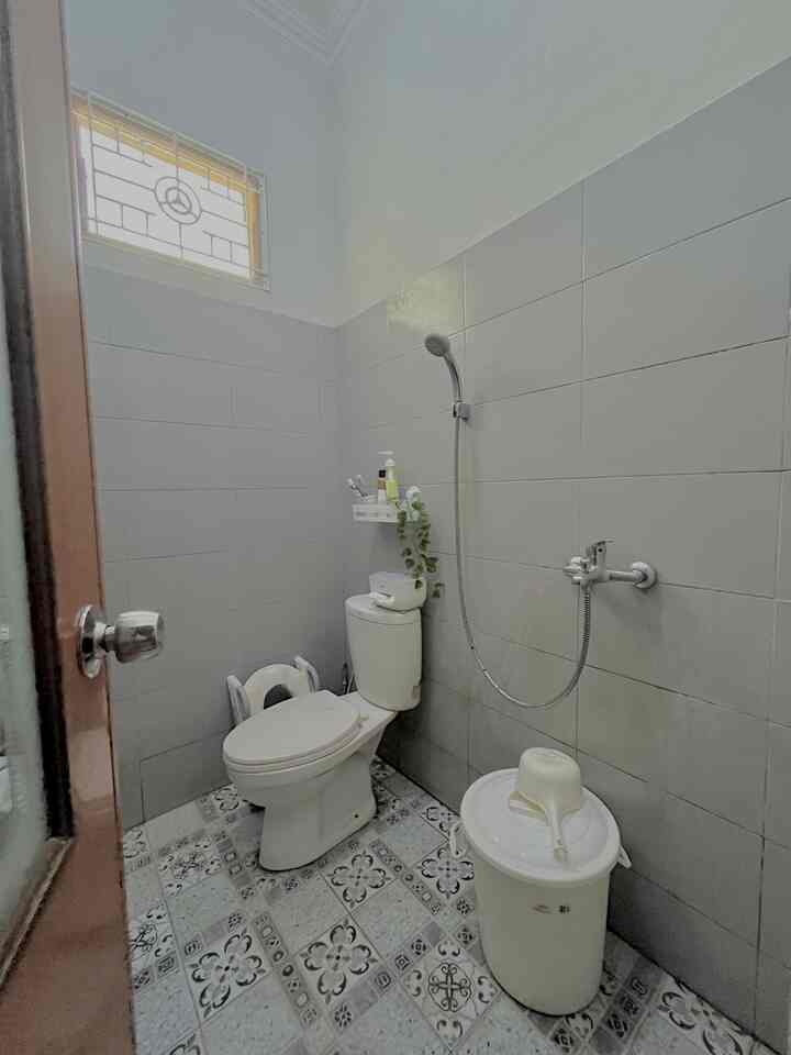 Walau kamar mandi ini berukuran mungil, tapi  masih bisa terlihat tidak sempit, cantik dan tetep fungsional. Dengan sentuhan keramik motif dicampur polos pada dinding dan perabot kamar mandi yang sesuai fungsinya ditambah ventilasi untuk pencahayaan yang cukup biar makin terang.😊
Siapa nih yang punya kamar mandi mungil juga?🥰


#RenovasiKamarMandi
#BathroomMakeOver
#InspirasiKamarMandi
#KamarMandiMinimalist
#DekorasiKamarMandi
#KamarMandi