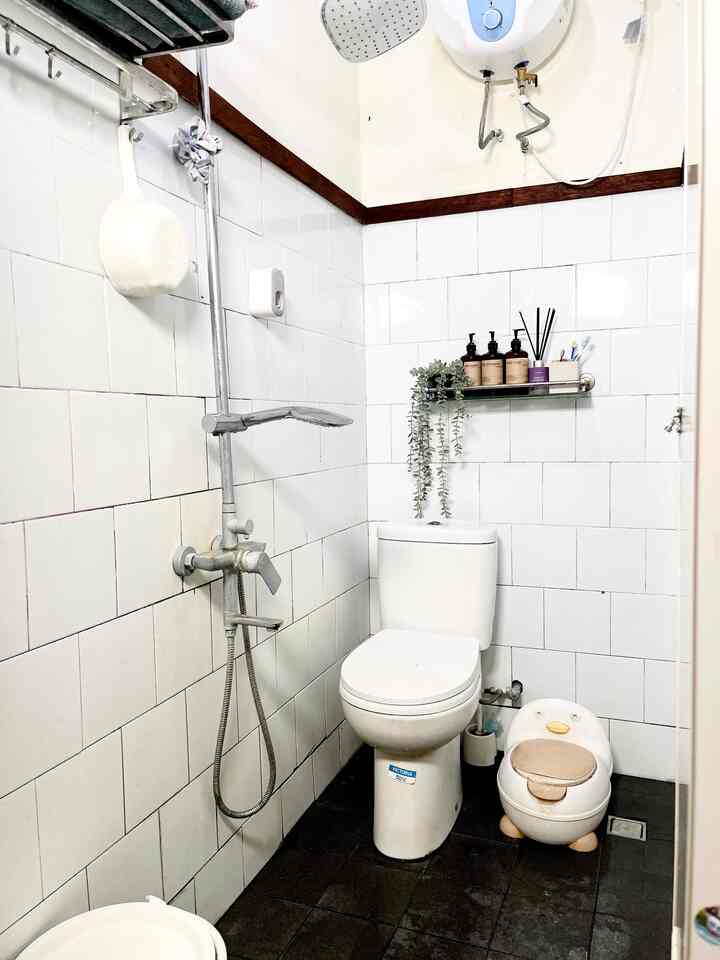 Renovasi Kamar Mandi

Kamar mandi rumah kami bawaan dari developer memang sangat sederhana dan ukurannya cukup sempit, agar lebih nyaman dan fungsional kami renovasi kamar mandinya. Dengan merubah closet jongkok menjadi closet duduk, lalu agar tidak sempit kami menggunakan shower. Untuk area penyimpanan juga kami menggunakan ambalan dan rak besi. Untuk interiornya agar lebih terlihat rapih dan luas kami menggunakan keramik dinding putih dan list kayu, dan lantai nya menggunakan granit warna abu. Bagaimana untuk perubahannya sangat mempengaruhi suasana kamar mandi ya, semoga bisa menjadi inspirasi juga!💛

#renovasikamarmandi #bathroommakeover #inspirasikamarmandi #dindingkeramik #closetduduk #listkayu #shower #ambalan #rakbesi