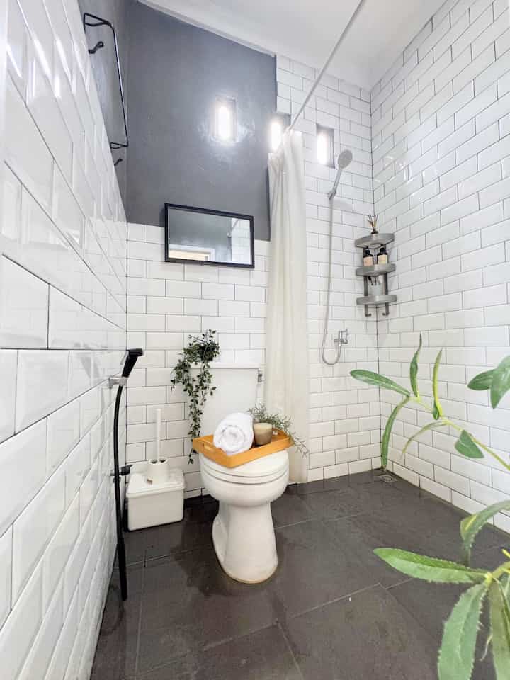 🌸 Tiny Monochrome Bathroom 🌸

Luas kamar mandi ini hanya 150x130 cm, tapi aku kekeuh mau kamar mandi yang nuansanya semi industrial gitu.
Ada sih takutnya akan keliatan makin sempit, tapi alhamdulillah masih aman dan gak berasa sempit pas lagi di dalamnya.
Kuncinya pakai keramik dinding full white mentok sampai plafon di area mandi dengan posisi mendatar, supaya memberikan efek ruangan lebih lebar.
Untuk menekankan nuansa industrial, aku memilih keramik anti slip warna hitam dan cat dinding area closet abu-abu tua, natnya juga sengaja yang warna hitam supaya keramik bevelnya juga lebih terekspose.
Saking sempitnya, pintu kamar mandi ini dibuat bukaan ke luar, karena takut banget mentok ke closet dan berasa ribet nantinya.
Kamar mandi ini minim dekorasi, tapi aku sengaja memilih komponen-komponen yang memang terpakai yang juga bisa sebagai unsur dekorasi, supaya multifungsi dan gak bikin sempit.

Sisa lahan kecil tapi mau aesthetic? Bisa dooongg, asal tau tekhniknya dan pemilihan material juga dekorasi yang pas dan matching ✨ 

#ToiletDuduk
#DekorasiToilet
#RakKamarMandi
#Handuk
#GantunganHanduk
#TempatSabun
#RosterBeton
#TiraiKamarMandi
#KeramikBevel
#RenovasiKamarMandi
#BathroomMakeOver
#InspirasiKamarMandi