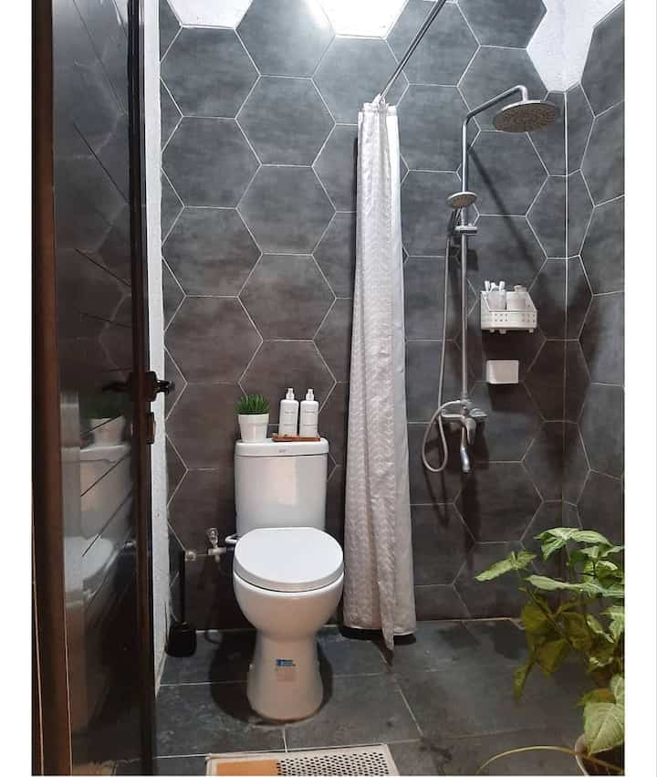 Perubahan kamar mandi dari bawaan developer ke yg sekarang antara lain; dinding menggunakan keramik hexagon abu sedang dlu keramik 10 x 20 warna ungu biar lebih sesuai dengan tema industrialnya, klo dlu showernya masih shower bawaan developer yg standard skrang menggunakan model wall mounted shower supaya kucuran airnya lebih deras berasa kaya di hotel heheh


#keramikhexagon #dindingkamprot #renovasikamarmandi #bathroommakeover #inspirasikamarmandi #kamarmandiindustrial