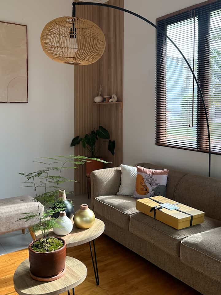 Unboxing hadiah Ambassador of the year 2024 dari Ohouse 🩵🩵🩵

Secantik itu Kemala Home Living cake stand dan apple plate nya, lalu ada green tea dan linen kitchen towel juga. So happy karena semuanya cocok dirumah ini. Terimakasih oHouse ✨✨✨

#guestroom
#livingroom
#tableware
#woodtableware
#ambassadoroftheyear2024