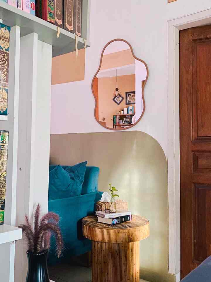 Palet warna di rumah ini awalnya putih gading dan aprikot, seiring berjalannya waktu, beberapa tempat yang berwarna aprikot diganti dengan warna putih lagi, dan ada yang ditambahkan warna hijau ini untuk living room tujuannya agar tidak cepat kotor saja 😁



#inspirasirumah #rumahsederhana #rumahnyaman #rumahkuSurgaku 
#ruangtamu #livingroom 



