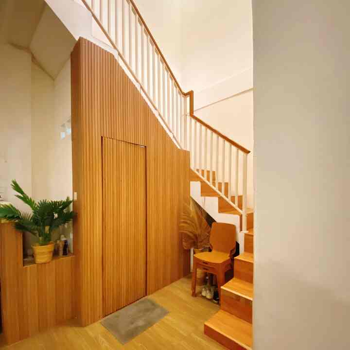 Dulu, memilih renovasi pasang kamar mandi bawah tangga biar space makin luas di area dapur dan ruang tamu … 
Tapi pastinya kamar mandi ini minim dengan 1x2m.
Tapi tetap bisa terlihat rapi & lega! 
💡 Kuncinya ada di pemilihan
keramik warna terang, storage vertikal, dan shower tanpa sekat. Siapa yang juga punya kamar mandi
mungil?

#KeramikKamarMandi #PintuKamarMandi
#CatKamarMandi #WarnaKamarMandi #DindingKamarMandi #KeramikDinding #KeramikLantai
#RenovasiKamarmandi
#BathroomMakeOver #InspirasiKamarMandi