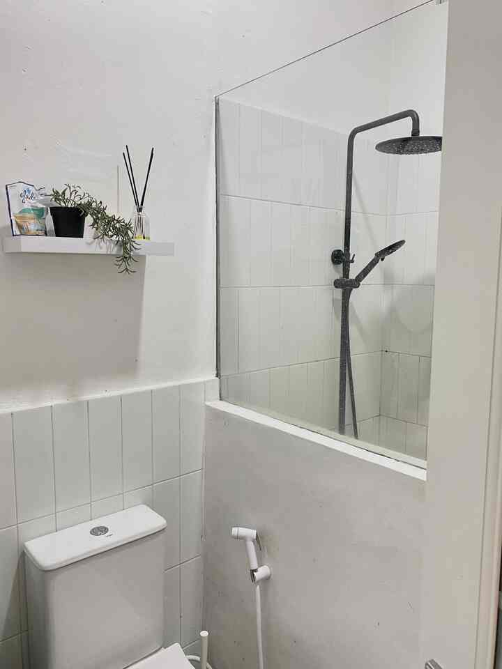 • Makeover Kamar Mandi •

Saat renovasi rumah kami hampir renovasi total bagian kamar mandi karena memang sudah dilayak. Untuk ukurannya sebelum direnovasi sekitar 1,5 x 1,2 meter lalu kami ubah menjadi 1,5 x 1,8 meter. Kami beri sekat setengah kaca agar lebih mudah perawatannya, dengan warna dominan putih dan diberi kaca besar supaya tidak terasa sempit.

#Keramikkamarmandi #Backsplashkamarmandi #dekorasikamarmandi #RenovasiKamarMandi #Bathroommakeover #InspirasiKamarMandi