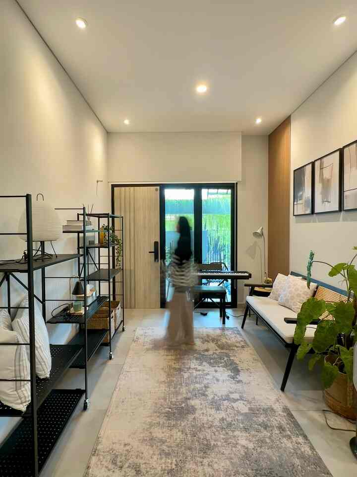 Bikin suasana beda di livingroom dengan rak bahan metal semakin terasa vibes industrialnya. Biar ga bosen, aku suka ubah-ubah layout rumah. Salah satunya livingroom dirumah aku dekor pakai rak susun dari Stora, dan ditambahkan hiasan dekorasi yang ada dirumah. Suasana dirumah jadi lebih fresh dan beda.
#livingroom
#livingroomdecor
#homestyling
#dekorasiruangtamu 
#modernindustrial
#industrial
#inspirasirumah
#rumahcluster
#rumah72m2