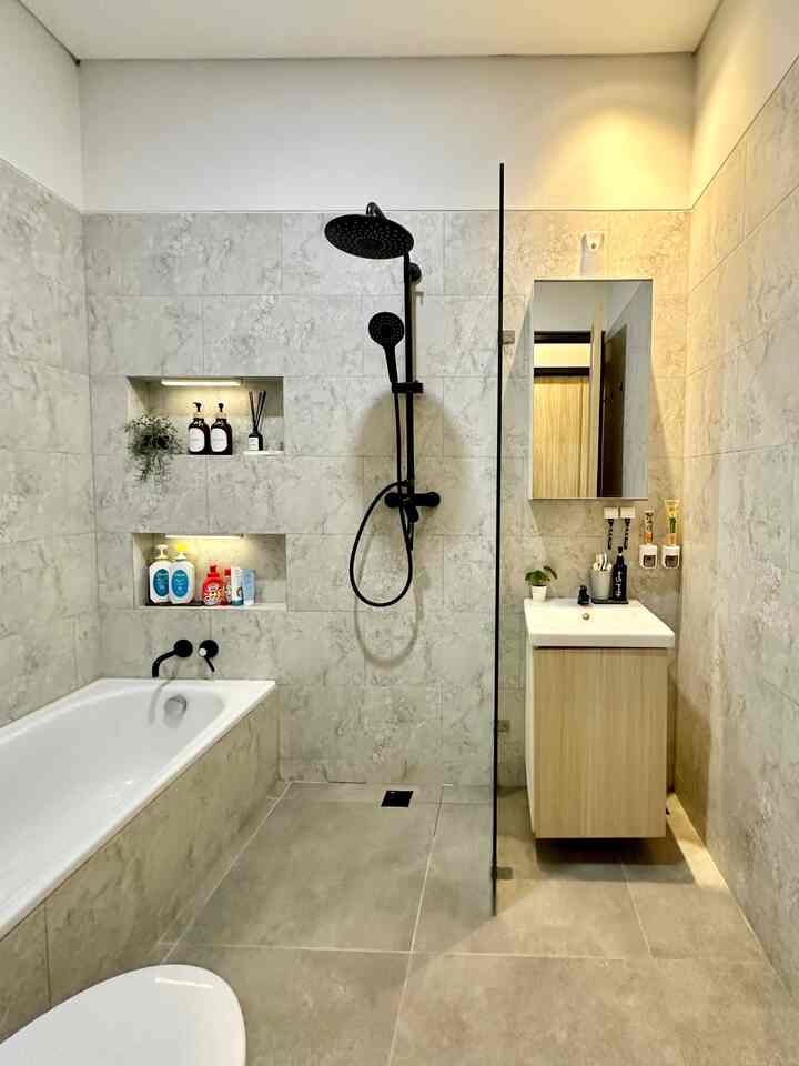 Renovasi Total Kamar Mandi dari Nol
Kamar mandi dirumah dibuat dari nol saat proses pembangunan rumah. Ukurannya 2x2,4m , dengan bathup kecil karena sudah menjadi whistlist sejak awal. Kamar mandi dibuat minimalis supaya lebih mudah perawatan dan maintenancenya.
#RenovasiKamarMandi
#BathroomMakeOver
#InspirasiKamarMandi
#KamarMandiMinimalis
#KamarMandiModern
#Bathroominspo
#homestagram 
#Homeinspo
#rumahmodernindustrial
#kamarmandiidaman