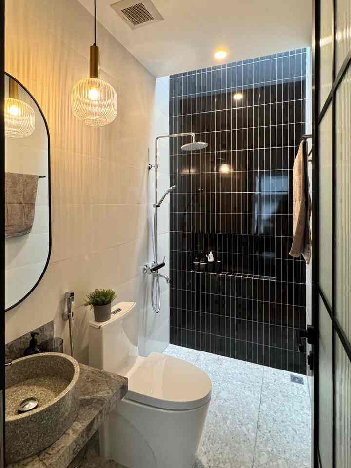 Kamar Mandi dengan Nuansa Hitam semakin menunjukkan kemewahan dan ketenangan. Warna hitam yang berani bisa memberikan sentuhan dramatis, menciptakan ruang yang stylish dan intim. Dengan perpaduan material yang tepat, kamar mandi ini menjadi oasis yang chic dan modern. 

Tips Kamar Mandi Minimalis untuk menciptakan ruang yang stylish dan fungsional. Fokus pada penyimpanan yang efisien, gunakan warna netral untuk kesan luas, dan pilih aksesori yang sederhana namun elegan. Dengan sedikit sentuhan, kamar mandi bisa menjadi tempat relaksasi yang menenangkan deh ✨🖤 🛁 #PintuKamarMandi #KeramikKamarMandi #CerminKamarMandi #DindingKamarMandi #LampuGantung #LampuGantungKamarMandi #KeramikDinding #WarnaKamarMandi #KeramikLantai #KamarMandiMinimalis #KamarMandi #RenovasiKamarMandi #BathroomMakeOver #InspirasiKamarMandi