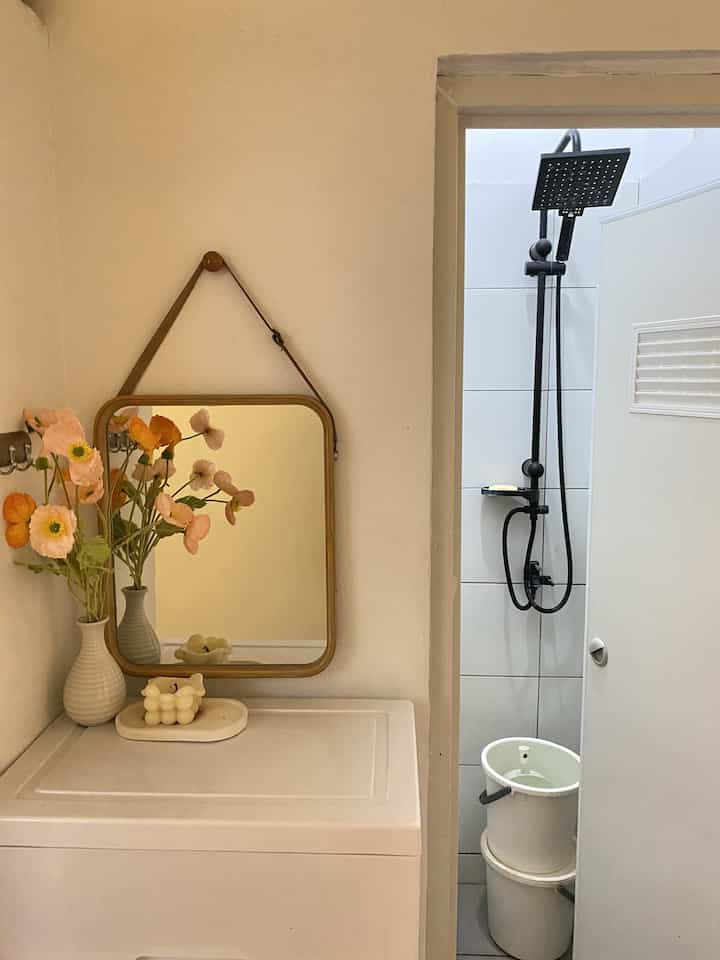 Kamar mandi mungil minimalis, tidak banyak perintilan & simple 🖤
#laciminimalis #showerhitam #rakhanduk #emberminimalis #botolsabun #renovasikamarmandi #bathroommakeover #inspirasikamarmandi