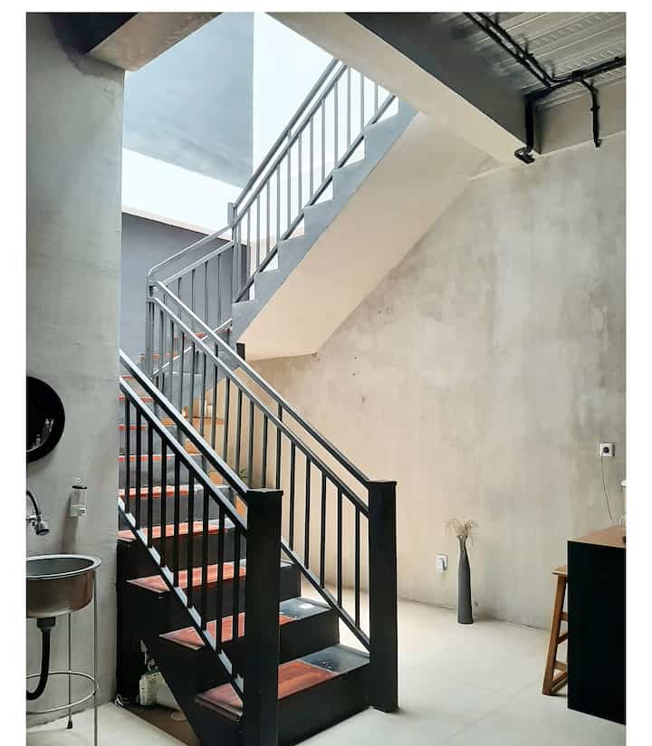 Rumah industrial kental dengan sebutan seperti rumah belum jadi yg mana dindingnya tidak dicat, ceilingnya tidak diberi atap, jalur kabel terpampang nyata & tone warnanya di warna2 monokrom seperti hitam abu putih atau coklat 


#rumahindustrial #dindingexpose #industrialstyle #inspirasisemenacian #interiormodern #dekorasiruangtamu 


