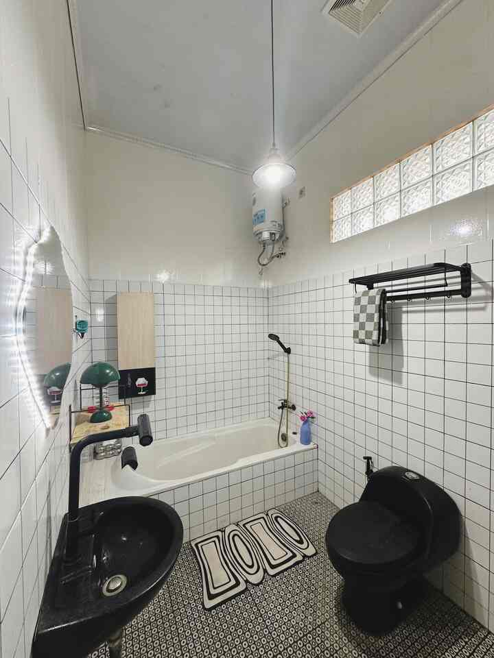 Black & White Bathroom ✨

Renovasi kamar mandi (th 2024) dari buluk berubah menjadi kamar mandi yang nyaman, bersih dan rapi. 

Keramik mozaik mengelilingi seluruh sisi dinding, wastafel & closet hitam menjadi kontras di kamar mandi yang berkonsep monocrome ini. Penambahan furniture cermin curvy, lemari kayu japandi, ambalan dinding, rak sabun, rak handuk dan printilan mid century lainnya memberi kesan unik dan lucu. 

Luas kamar mandi ini 2 meter x 3 meter dengan posisi didalam kamar tidur utama. 

Semoga menginspirasi ✨
#KeramikKamarMandi #PintuKamarMandi #CatKamarMandi #WarnaKamarMandi #DindingKamarMandi #KeramikDinding #KeramikLantai #RenovasiKamarMandi #BarthroomMakeOver #InspirasiKamarMandi