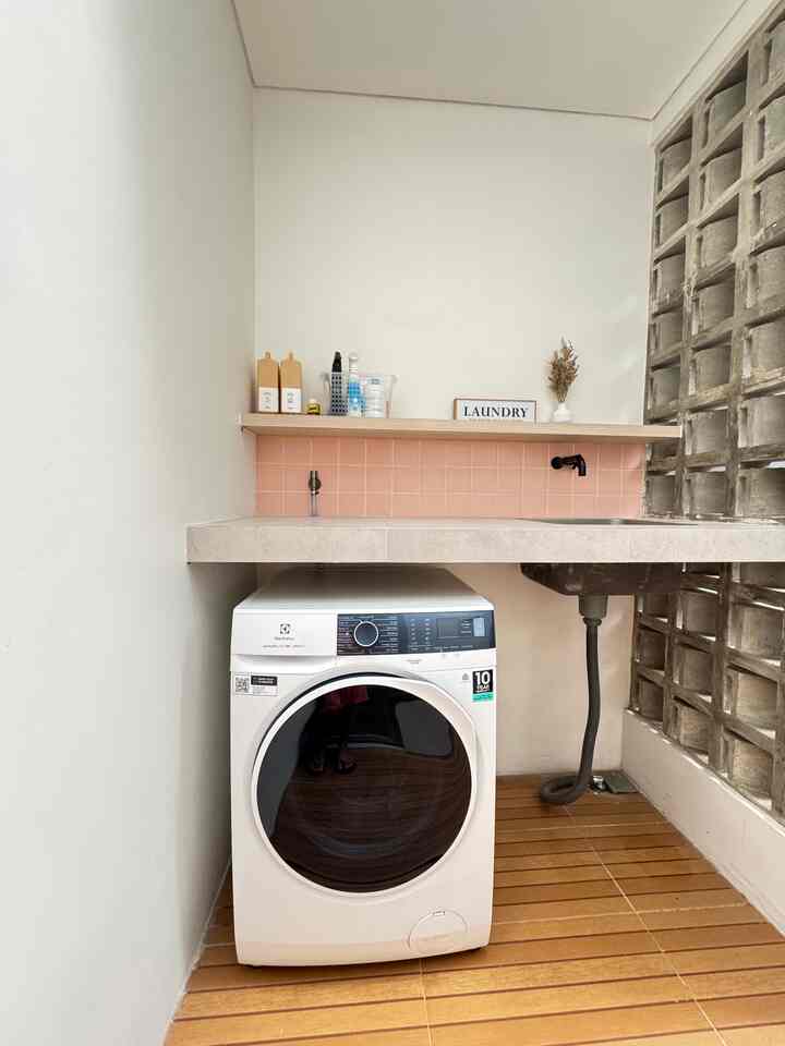 Laundry room ini juga salah satu yg kita request ke arsitek kami, meski rumah compact tapi wajib disediakan space ini. Ukurannya pun sangat mini yaitu hanya 2x2 tapi cukup untuk menjemur pakaian.

#MiniLaundry #InspirasiLaundryRoom
#RenovasiLaundry #LaundryRoom