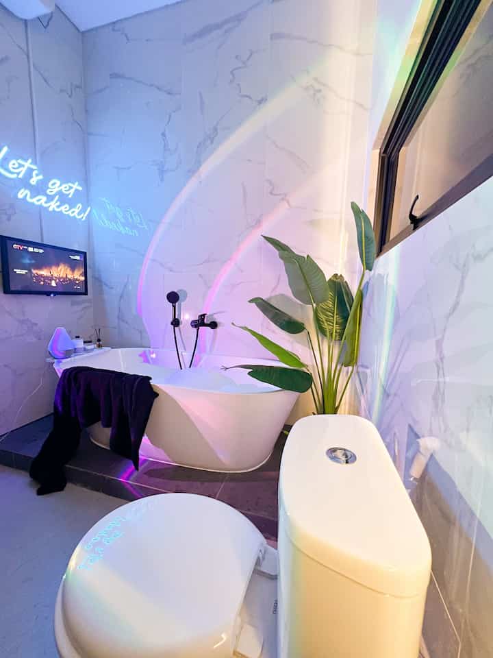 Dari yang polos jadi penuh warna ✨ 
Awalnya kamar mandi ini masih sangat polos tanpa elemen dekoratif apapun. Nah, sejak saya menambahkan beberapa elemen dekoratif dan fasilitas seperti televisi, kamar mandi ini makin terasa cozy ! ☺️

#RenovasiKamarMandi #BathroomMakeOver #InspirasiKamarMandi #bathtub #tv #televisi #closetduduk #cermin #cerminLED #tanamanartificial #lampu #neonflex #wastafel