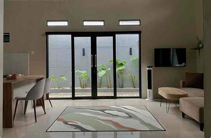 Design open space menjadi pilihan kami untuk menciptakan kesan ruang yang lebih luas dan terang dilahan terbatas yang kami miliki. Dengan menyatukan ruang tamu, ruang keluarga, ruang makan dan area dapur tanpa sekat membuat lebih leluasa untuk beraktifitas dan berinteraksi. 

#rumahtumbuh
#inspirasi
#minimalis 
#RumahOpenSpace
#RumahTanpaSekat