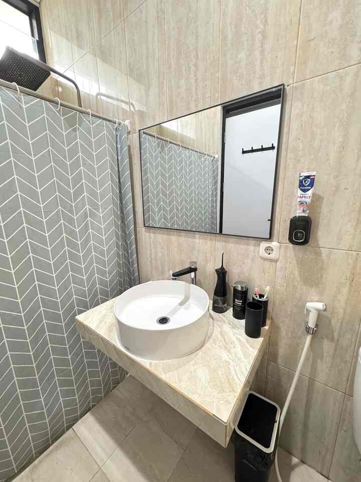 Ukuran Kamar mandi di delasta house 1,5 x 3 m², cukup luas dan panjanjang. Untuk lantai dan dinding kamar mandi kita sengaja pakai granite dari Roman yang warnanya senada agar look nya lebih clean. Kebetulan aku dan pak suami ingin kamar mandi ini terlihat lebih simple saja.
.
.
#KeramikKamarMandi #GraniteKamarMandi #PintuKamarMandi #DindingKamarMandi #LantaiKamarMandi #RenovasiKamarMandi #BathroomMakeOver #InspirasiKamarMandi