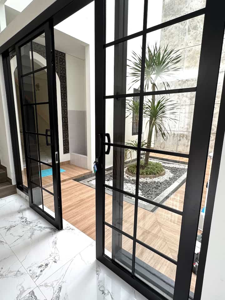 Buka pintu utama langsung ketemu sama ruang tamu, pemandangannya enak banget bisa liat ke taman belakang, sirkulasi udaranya juga enak bisa dari taman belakang dan pintu depan. Menurut kalian gimana gais??
.
.
#PintuUtama #pintumasuk #pintumasukutama #RuangTamu #TamanBelakang #Entrance