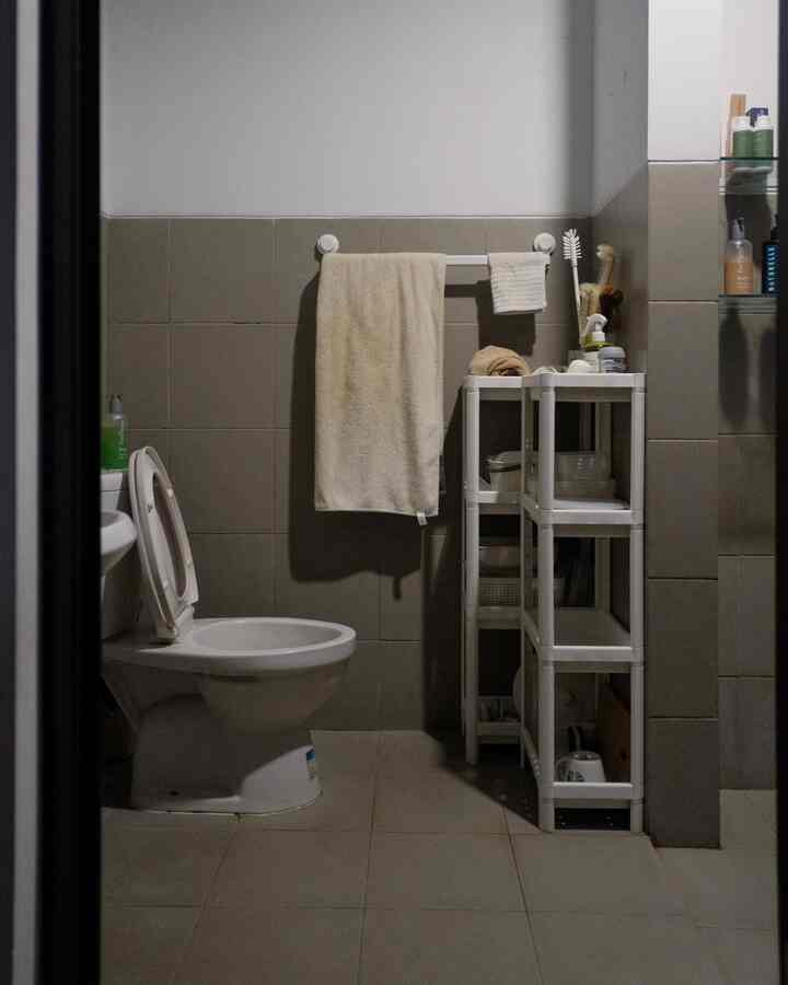 Memaksimalkan bathroom anak kos untuk storage 🚿 #Rakplastik #RenovasiKamarMandi #BathroomMakeover #InspirasiKamarMandi
